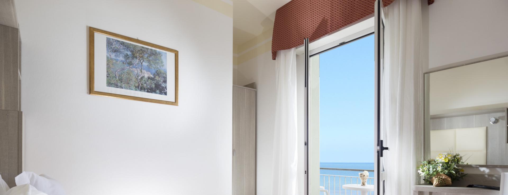 Offerta Luglio Hotel sul mare a Rimini