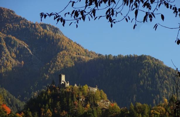 abc-vacanze en autumn-in-aosta-valley-discover-graines-castle-in-brusson 033