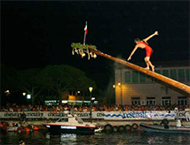 Palio della Cuccagna 2018 sul porto canale di Cesenatico