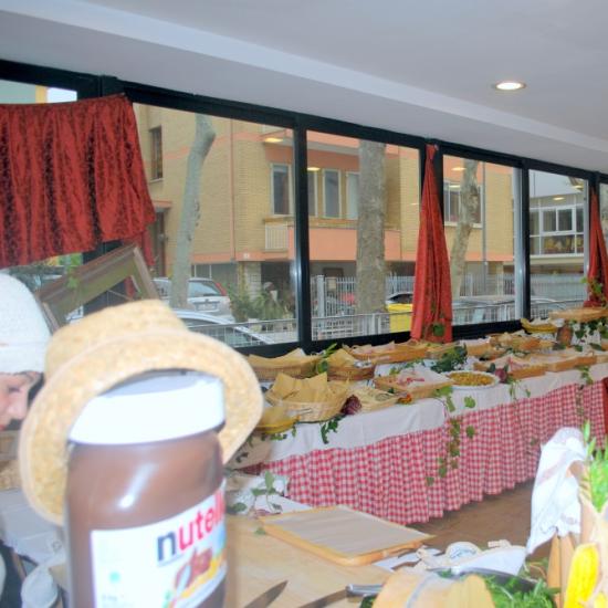 Tavolo da buffet con tovaglie a quadri e decorazioni verdi.