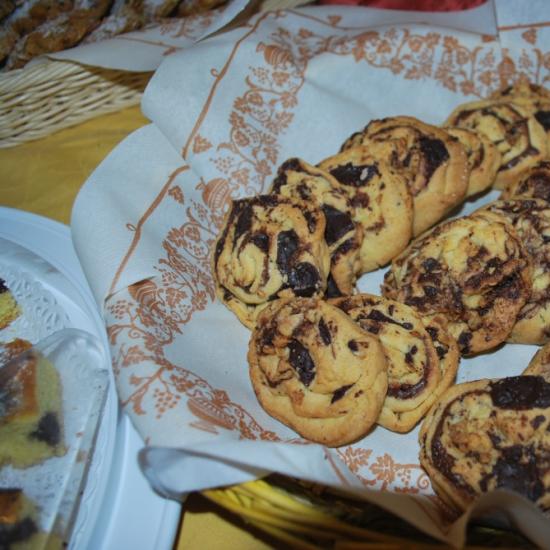 Biscotti con gocce di cioccolato su tovagliolo decorato.