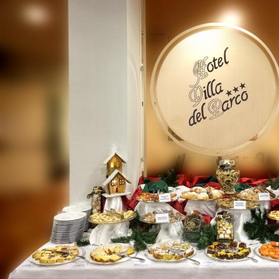 Buffet di dolci natalizi in hotel con decorazioni festose.