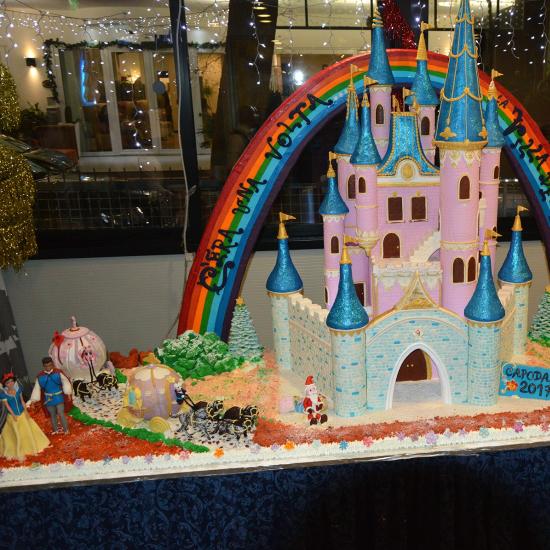 Torta castello fiabesco con arcobaleno e personaggi Disney, Capodanno 2017.