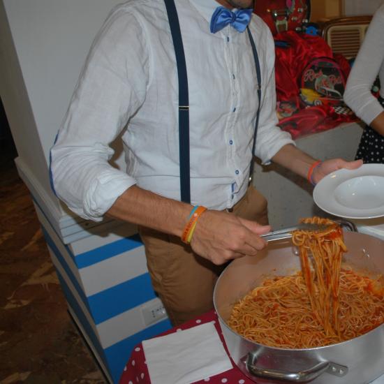 Servizio di spaghetti al sugo in un evento.