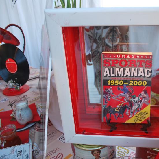 Almanacco sportivo 1950-2000 in una cornice rossa.