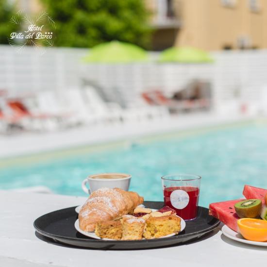 Colazione a bordo piscina con frutta e dolci.