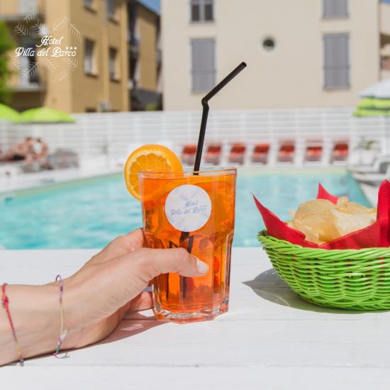 Cocktail a bordo piscina con snack, Hotel Villa del Parco.