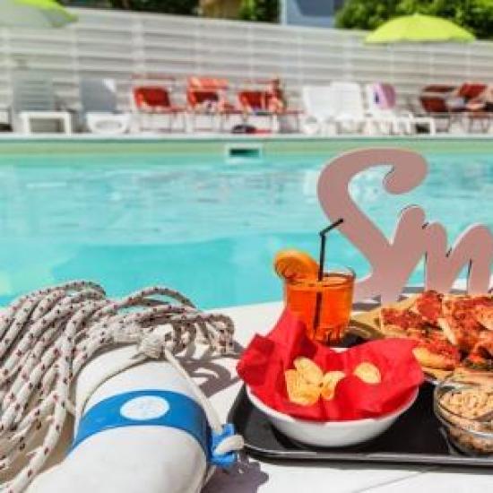 Snack e drink a bordo piscina con decorazione 'Smile'.