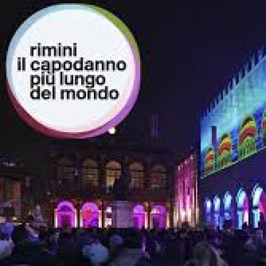 Rimini celebra il capodanno con spettacoli luminosi e musica.