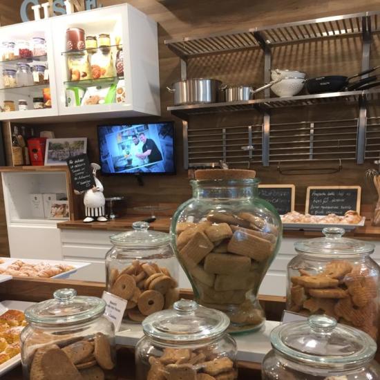 Esposizione di biscotti biologici in barattoli di vetro in una cucina.