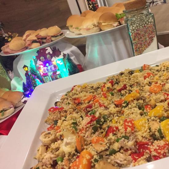 Buffet natalizio con couscous e panini assortiti.