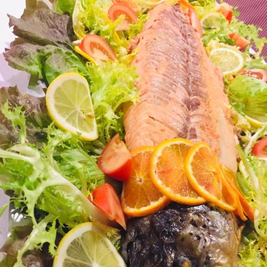 Pesce al forno con agrumi e insalata mista.