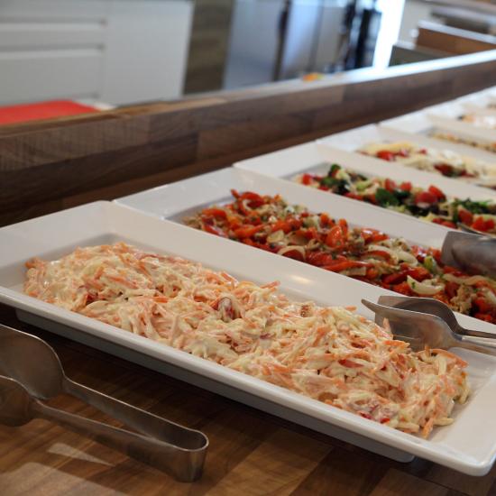 Buffet di insalate con diverse varietà di verdure fresche.