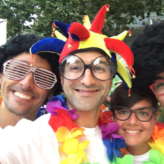 Gruppo festoso con cappelli e collane colorate.