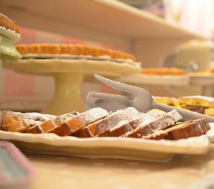 Fette di torta spolverate di zucchero a velo su piatti eleganti.