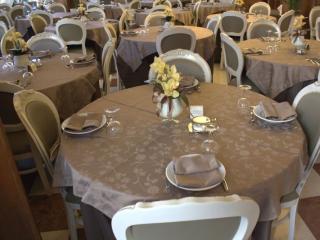 Questo  la sala Ristorante dell'Hotel Donatella di Pinarella di Cervia. La cucina riveste un ruolo fondamentale nella cura dell'ospitalit. Questo  il motivo per cui ancora oggi viene gestita in maniera diretta dalla proprieta'.
