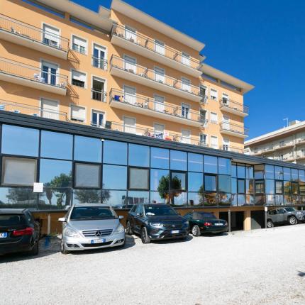 Hotel mit Parkplatz in Rimini, großer Hotelparkplatz in Rimini, Hotel Rimini mit Parkplatz, Hotel mit Parkplatz für Kleinbusse, Hotel mit Parkplatz für Lieferwagen, Hotel mit Parkplatz für SUV