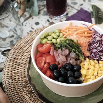 Poke bowl con verdure, pesce crudo e alghe.