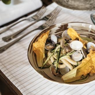 Pasta con vongole, zucchine e fiori di zucca.