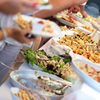 Buffet con piatti vari, tra cui frutti di mare e antipasti.