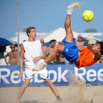 Partita di beach soccer con rovesciata spettacolare.