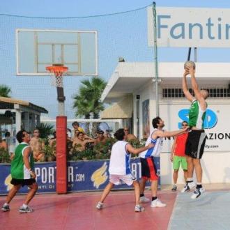 Partita di basket al Fantini Club, giocatori in azione.