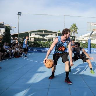 Partita di basket al Fantini Club su un campo all'aperto.