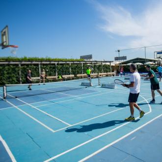 Partita di tennis su campo blu al Fantini Club.