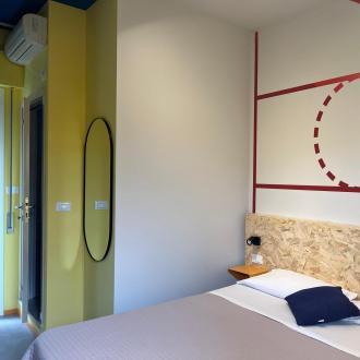 Modernes Zimmer mit sportlichem Design und lebendigen Farben.