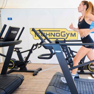 Donna corre su tapis roulant in palestra Technogym.