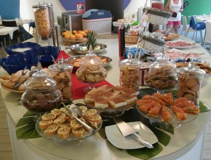 Buffet con dolci, biscotti, frutta e cereali in un ristorante.