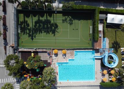 Draufsicht auf Pool, Sportplatz und Rutsche.