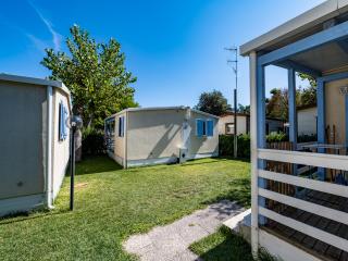 Bungalow with garden, clear sky, relaxing atmosphere.