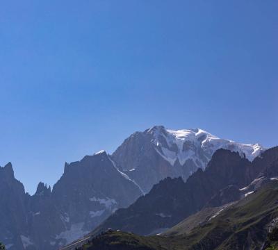 Montagne innevate sotto un cielo azzurro.