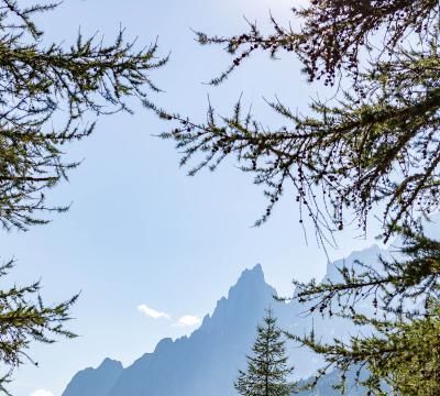 Campeggio tra le montagne con vista mozzafiato.