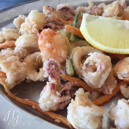 Fried calamari and shrimp with lemon.