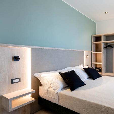 Modern, bright, cozy room with a comfortable bed and minimalist decor.