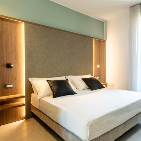Modern, bright room with cozy bed and sea view.