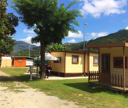 Bungalows dans un camping de montagne avec vue panoramique.