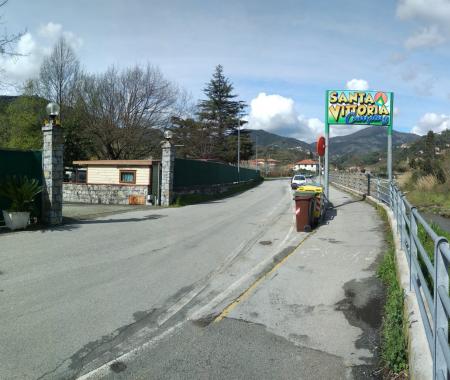 Eingang des Santa Vittoria Campingplatzes mit Blick auf die Hügel.