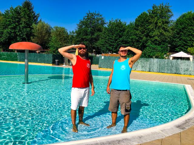 Frères associés à la piscine