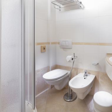 Bagno moderno con doccia, lavabo, WC e bidet.