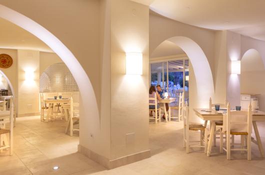 Ristorante elegante con archi e illuminazione calda.