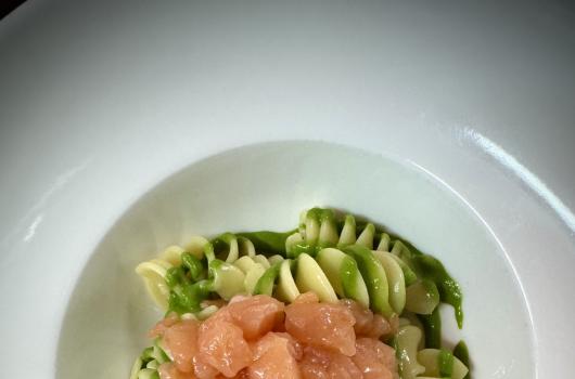 Fusilli con crema verde e tartare di salmone.