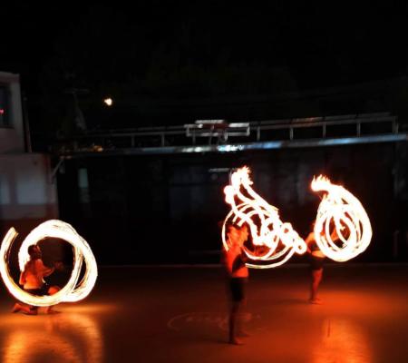 Nacht-Feuershow mit Künstlern, die Flammen manipulieren.