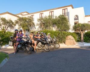 Gruppo di motociclisti davanti all'Hotel Vecchia Marina.