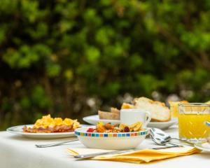 Colazione all'aperto con frutta, succo e pane.