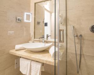 Elegante bagno con lavabo moderno e doccia in vetro.