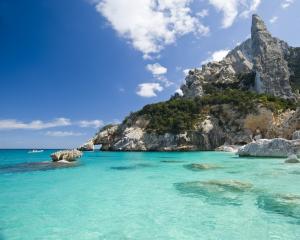 Acque cristalline e scogliere spettacolari in una baia mediterranea.