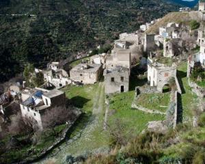 Borgo abbandonato tra le colline, immerso nella natura.